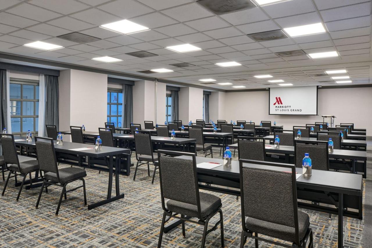 Отель Marriott St. Louis Grand Экстерьер фото